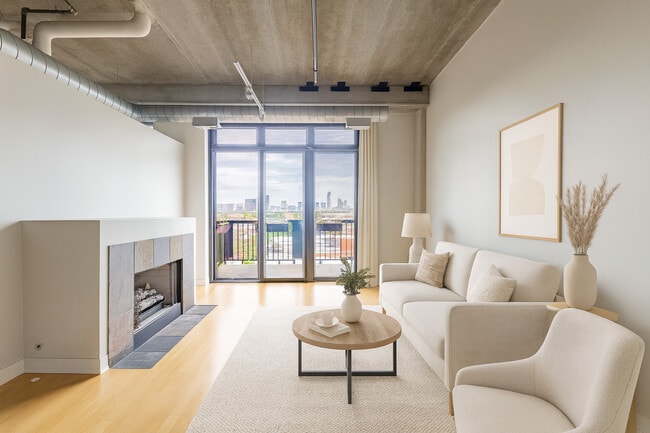 Building Photo - 811 W 15th Pl