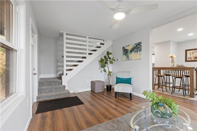 Foto del edificio - Spacious 4-Bedroom Home with Modern Updates & Private Driveway