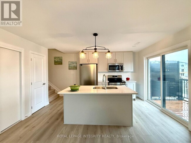 Building Photo - 727 Arcadian Private