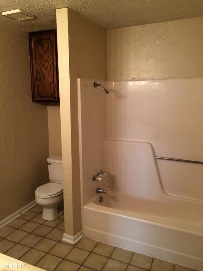 Building Photo - 2 br, 1 bath Duplex - 411 Woodridge Cir A