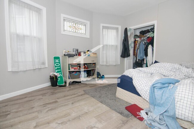 Building Photo - Large Fully Renovated. Central Heat/AC, In...