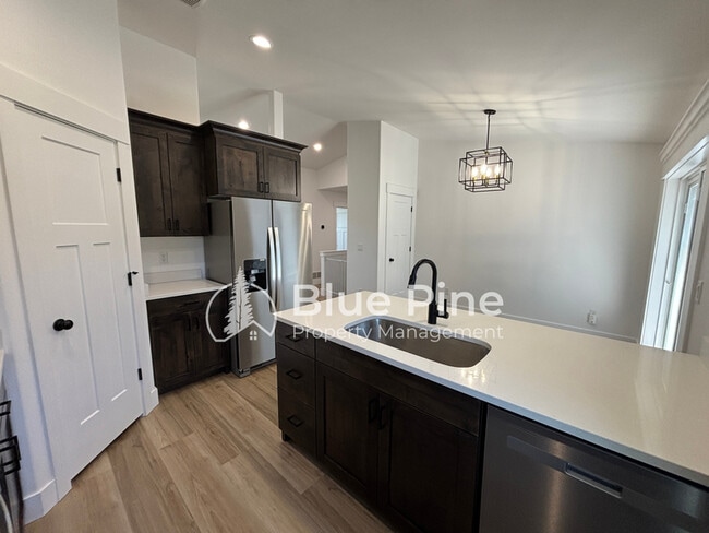 Building Photo - 4403 E Hatch Holw Ln