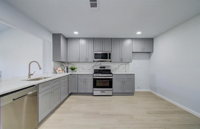 Building Photo - 24014 Lone Elm Dr