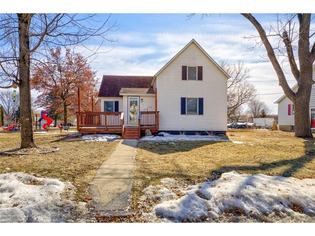 Building Photo - 523 2nd St NE