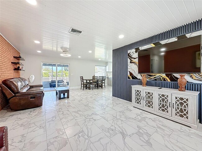 Foto del edificio - 10709 Donbrese Ave