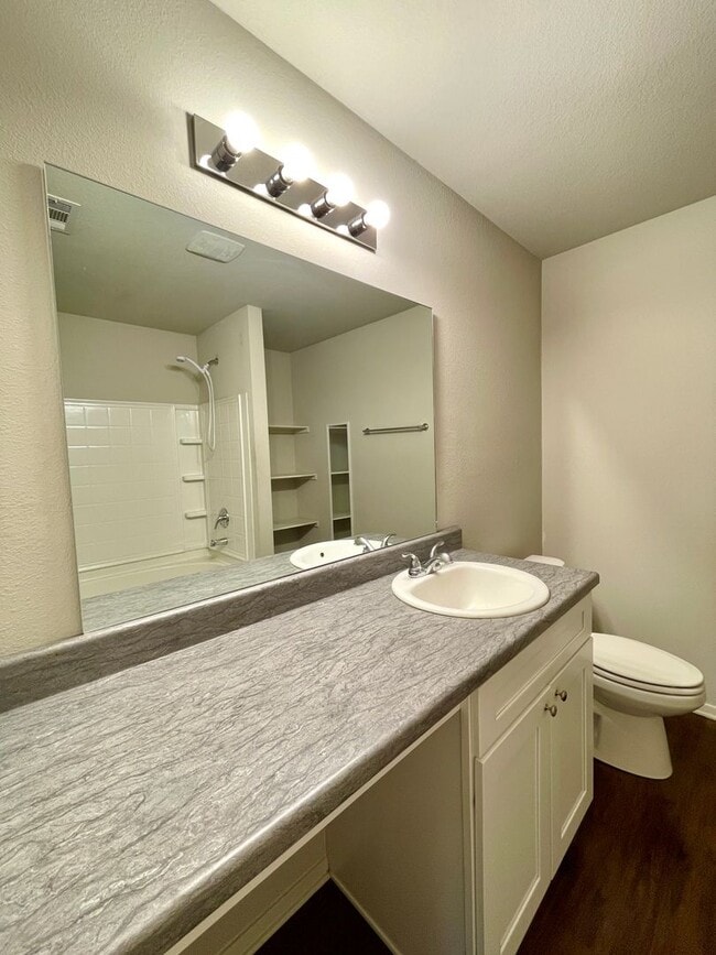 Building Photo - Three bed,  two bath in Valley View available now