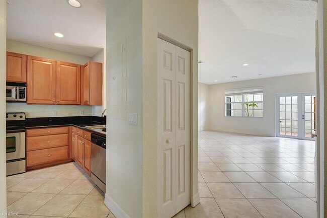 Foto del edificio - 4 br, 3.5 bath Townhome - 1125 NW 18th Ave