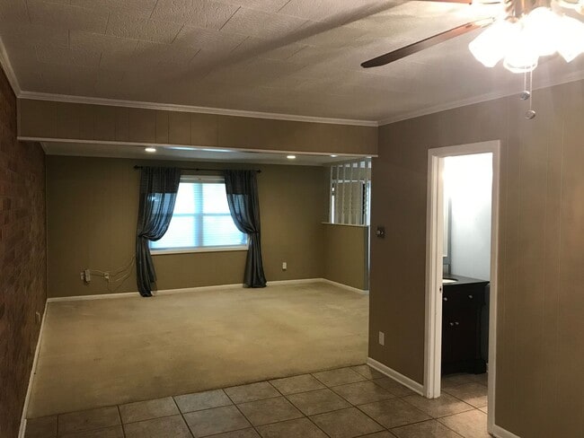 Building Photo - Three Bedroom , 2.5 Bathroom , Covered par...