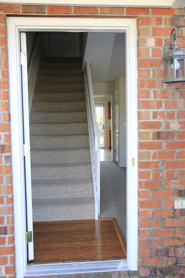 Building Photo - 105 W Ivybridge Dr