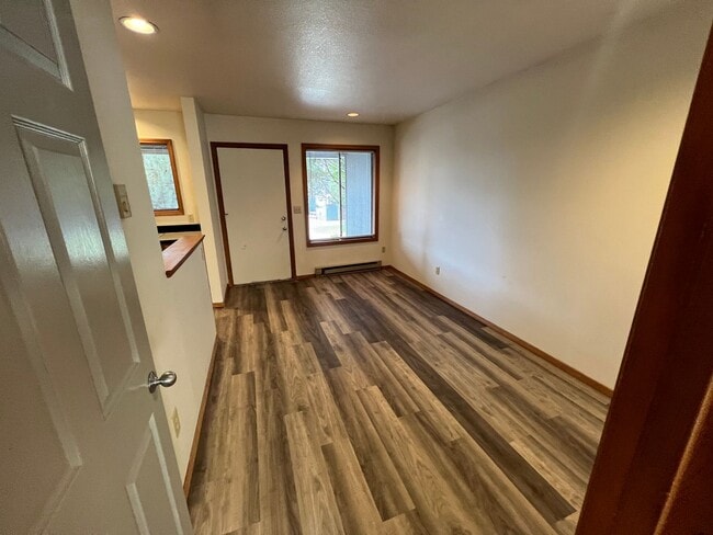 Building Photo - River Run Condos - 1 Bed/1 Bath Near Millers Landing Park and Deschutes River