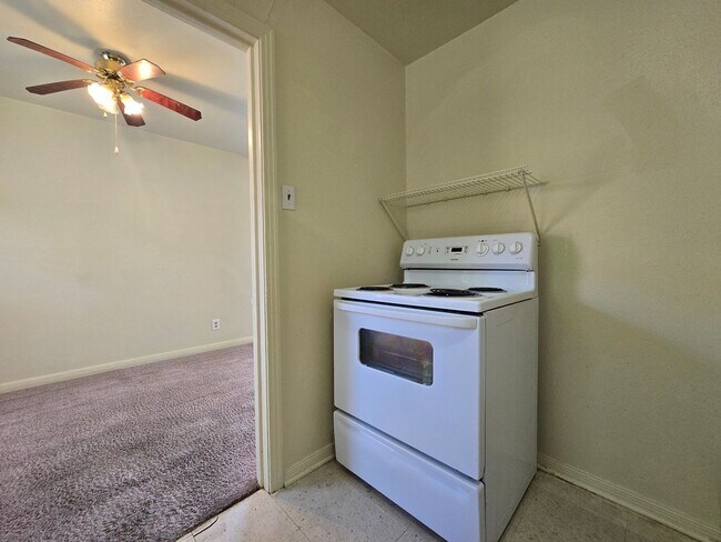 Foto del edificio - AVAILABLE NOW!