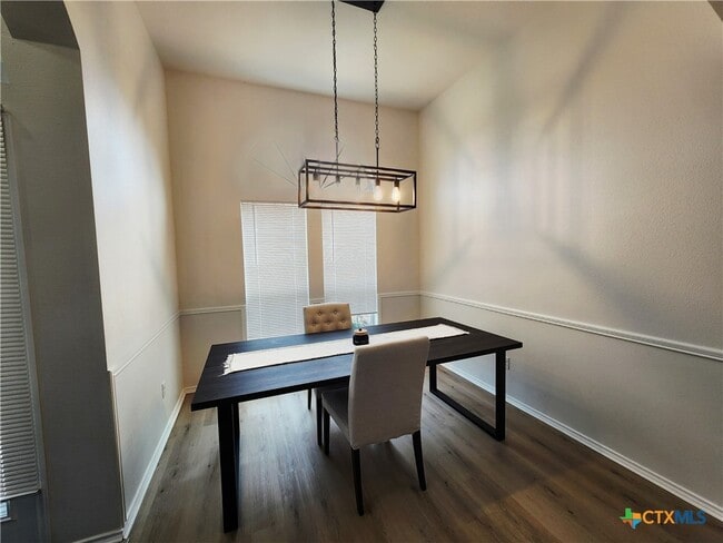 Building Photo - 1212 Neuberry Cliffe