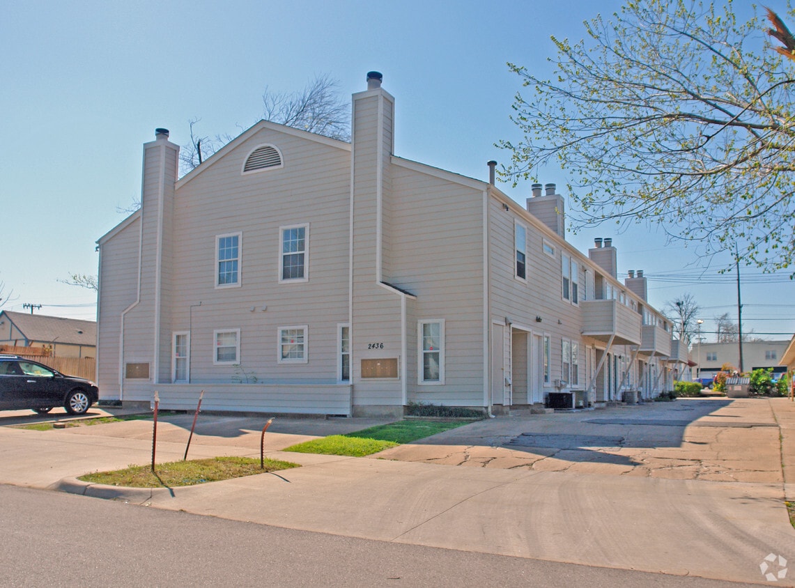 Primary Photo - 2436 E 10th St