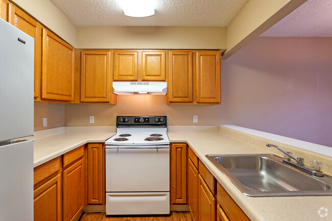 2BR, 1BA-822SF Kitchen - Summer Tree