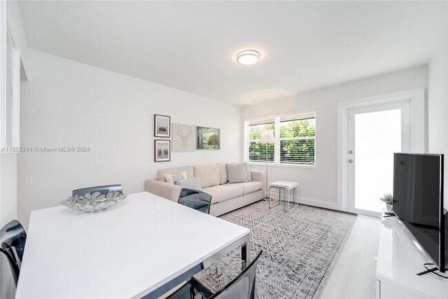 Building Photo - 6208 SW 59th Pl