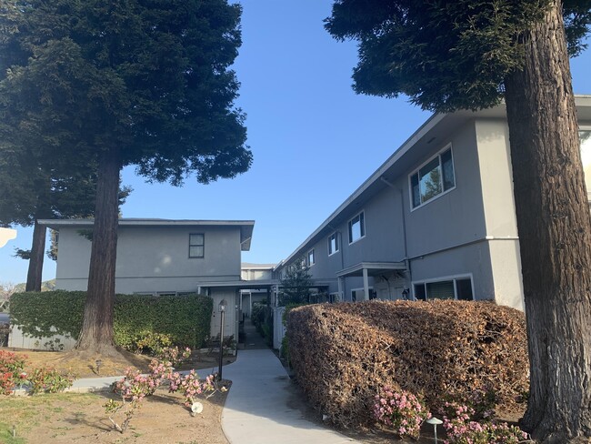 Building Photo - 2022 Trousdale Dr