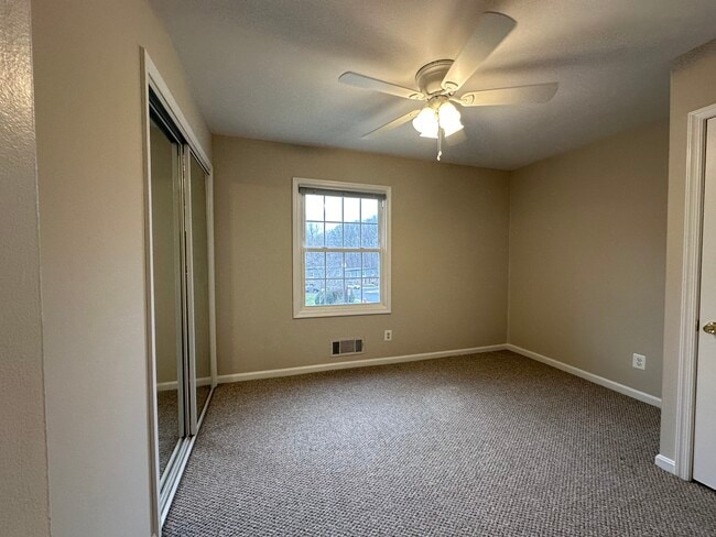 Building Photo - 8101 Kingsway Ct