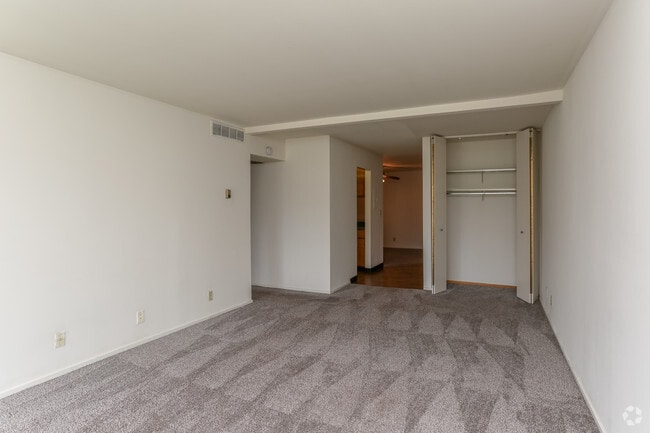 Living Room - Harbor Pointe Apartments