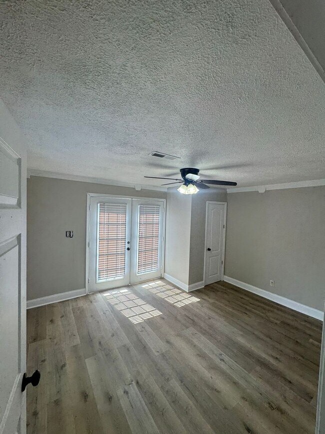 Foto del edificio - Newly Renovated 2 Bedroom, 1 Bathroom Home...