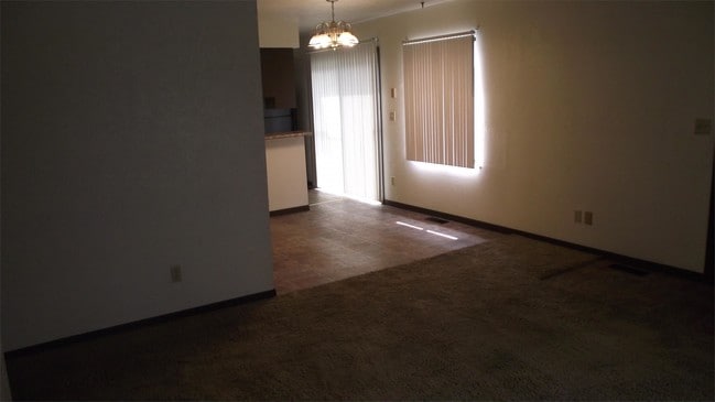 Building Photo - 465 Simpson Ave