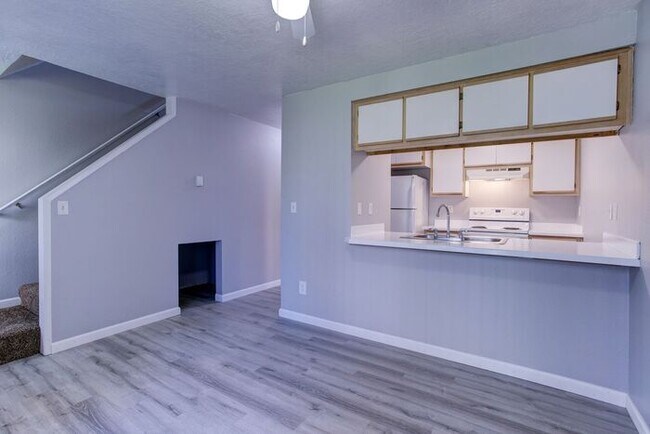 Foto del edificio - 2 bedroom unit. Pets OK! Lots of upgrades!...