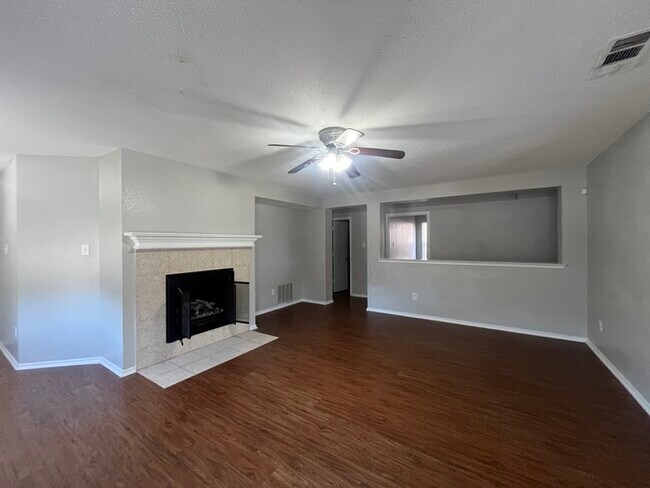 Foto del edificio - This beautiful Corner lot home ! 4 bedroom 2 bath in Mansfield ISD