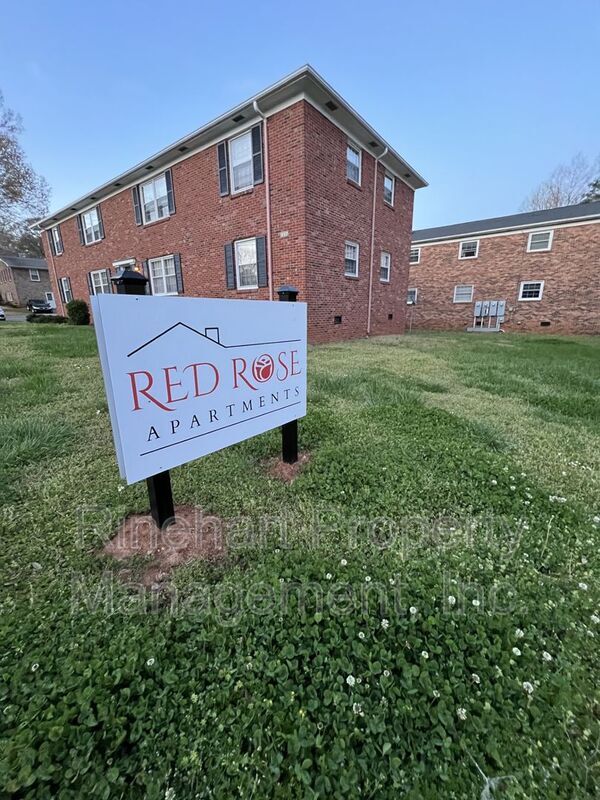Building Photo - 1045 W Meadow Dr