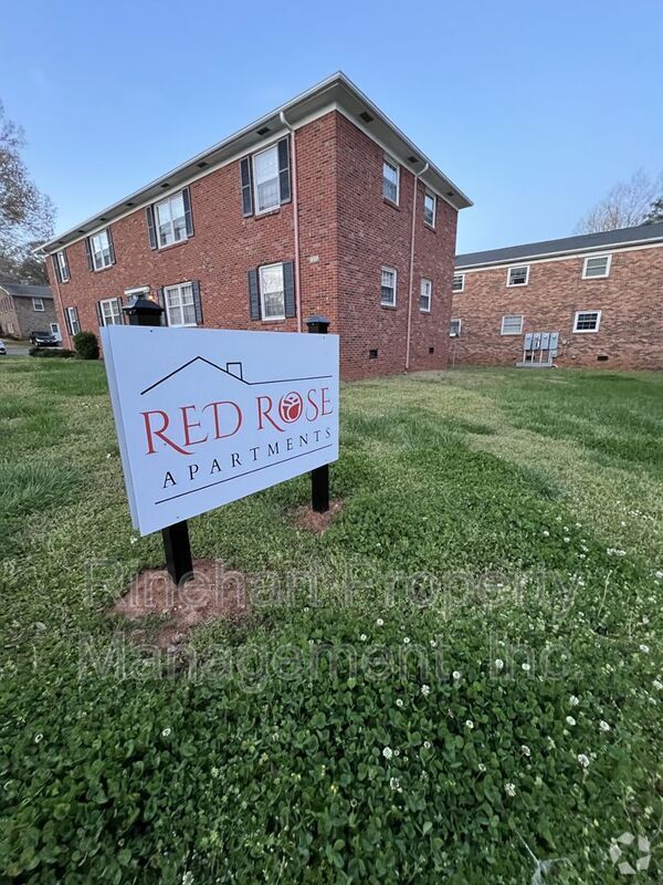Building Photo - 1045 W Meadow Dr