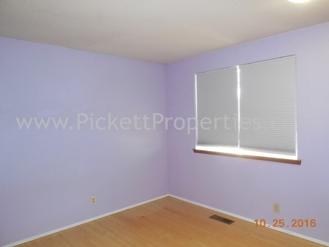 Building Photo - Charming 3 Bedroom with White Picket Fence