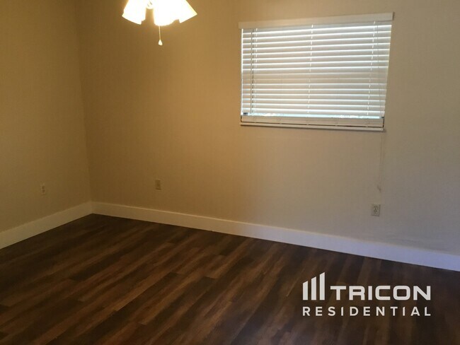 Foto del edificio - 1074 Deer Hollow Way
