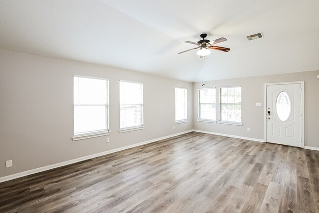 Foto del edificio - 10743 Jordan Heights Dr