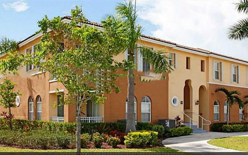 Foto principal - 10022 NW 7th St