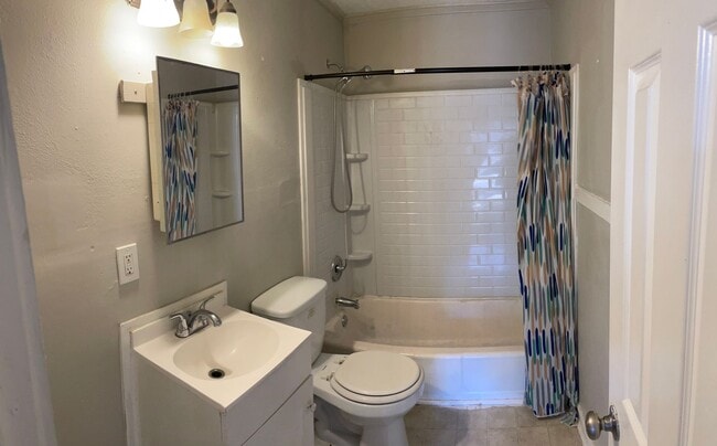 Foto del edificio - Triplex End Unit for Rent – Plainview Neighborhood, Wichita, KS