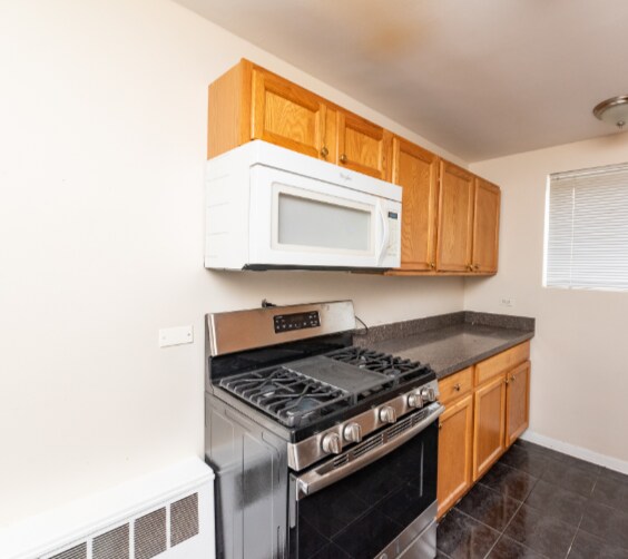 Building Photo - Lovely one bedroom with easy highway acces...
