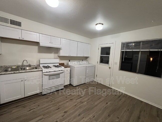 Building Photo - 2219 E Dortha Ave
