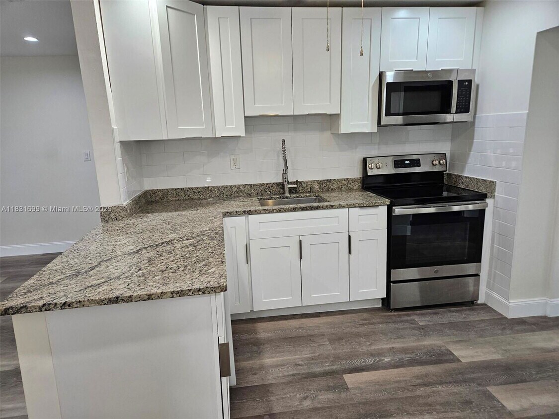 Foto principal - 2551 NE 7th Terrace