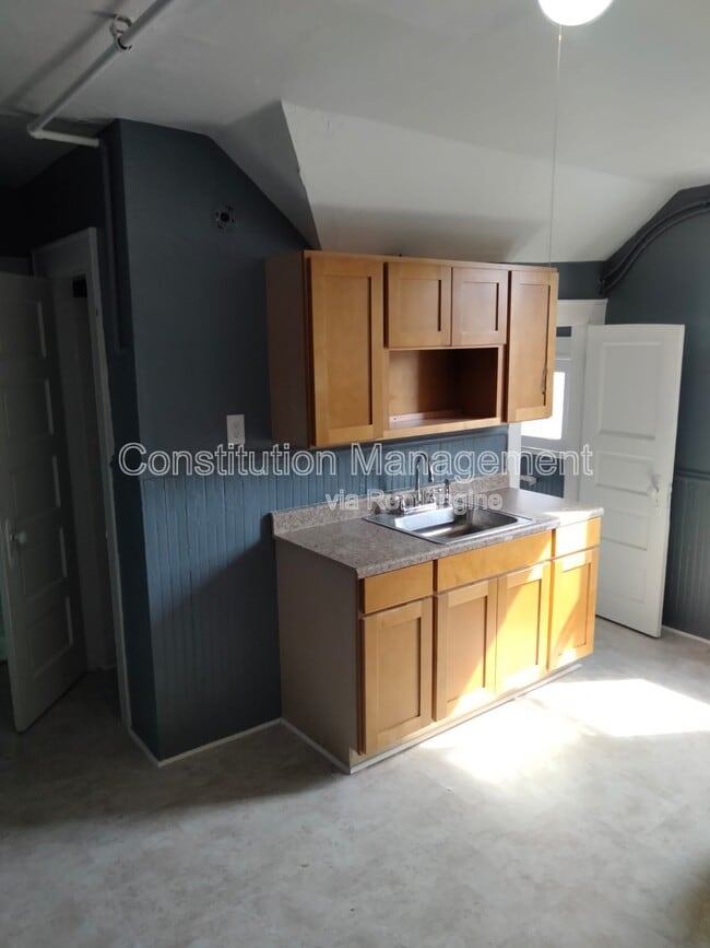 Building Photo - 2352 Barnum Ave