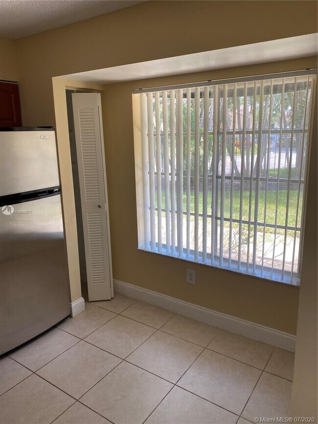 Foto del edificio - 1707 Village Blvd