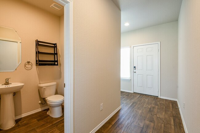 Foto del edificio - 16744 Lonely Pines Dr