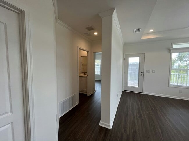 Building Photo - 978 Avanti Way Blvd