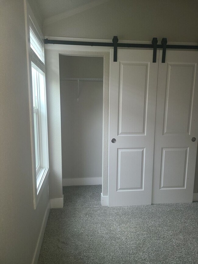 Foto del edificio - 55+ neighborhood. Light, bright, and move-in ready!