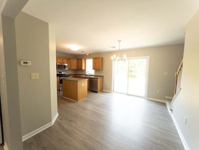 Foto del edificio - Townhome with 3 beds, 2.5 baths