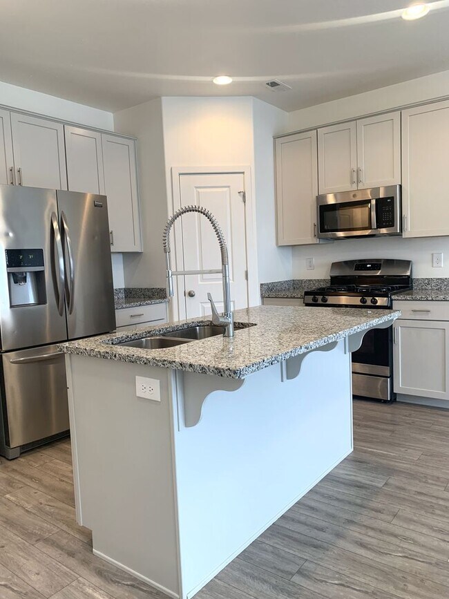 Foto del edificio - Move In & Get 2 Weeks Free! 3 Bed 2.5 Bath Townhome in West Haven