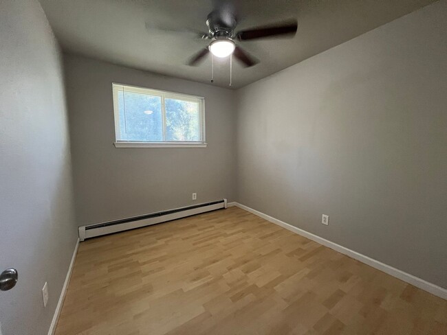 Building Photo - Move into this amazing 2 bedroom, 1 bathro...