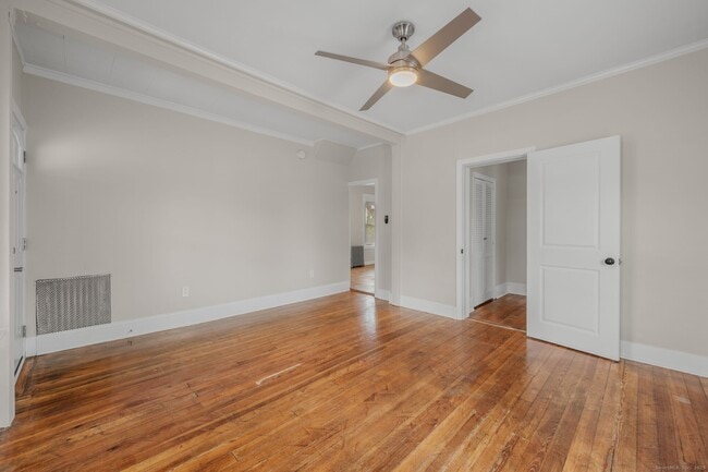 Foto del edificio - 245 Willetts Ave