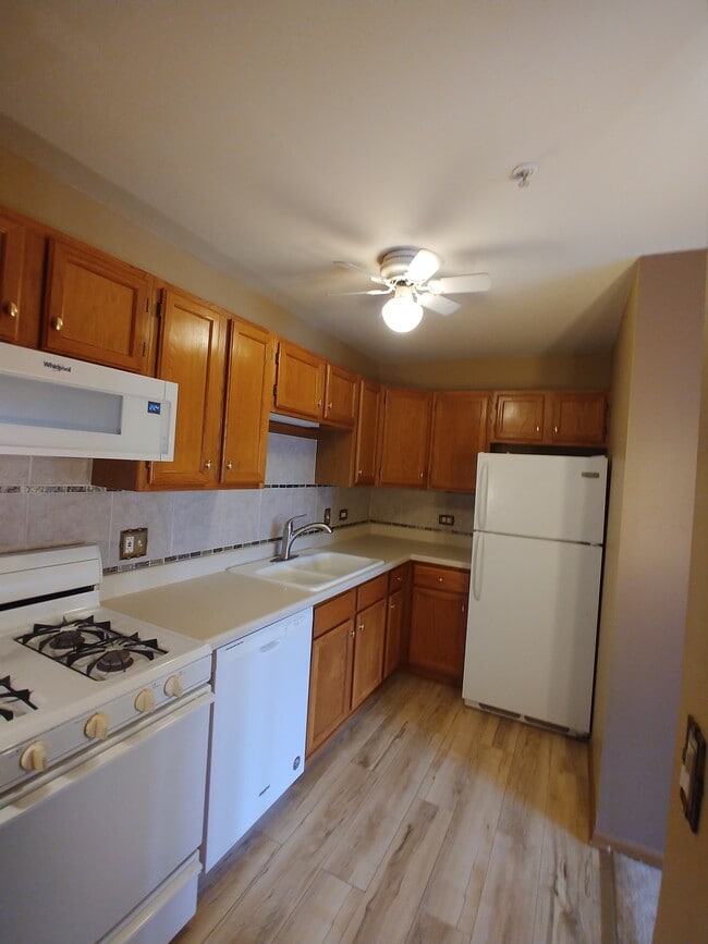 Kitchen - 57 E Hattendorf Ave