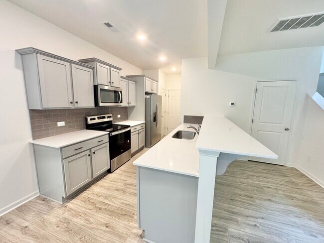 Foto del edificio - Three bedroom 2 1/2 bath townhome with att...