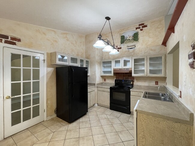 Building Photo - Home For Rent