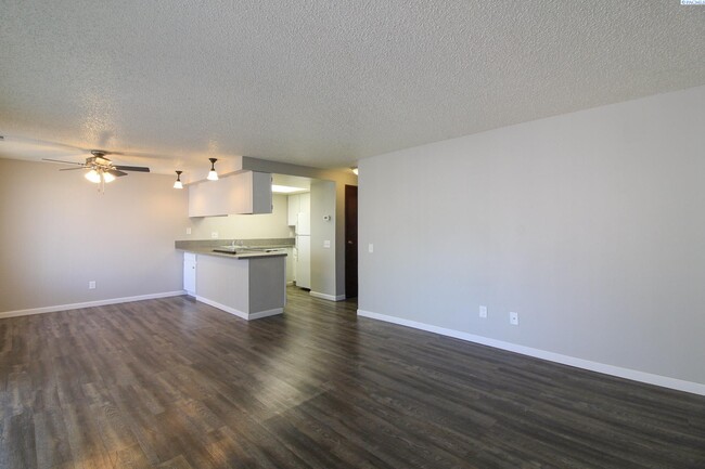 Foto del edificio - 2 Bed/1 Bath Kennewick Apartment - 2nd floor!