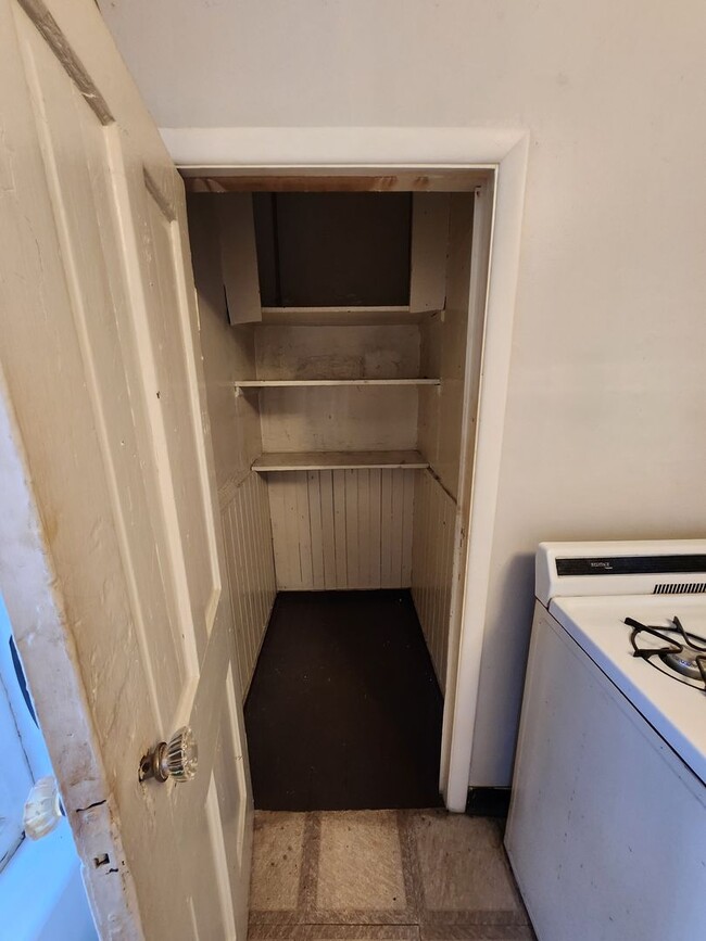 Building Photo - 1 bedroom apartment includes all utilities